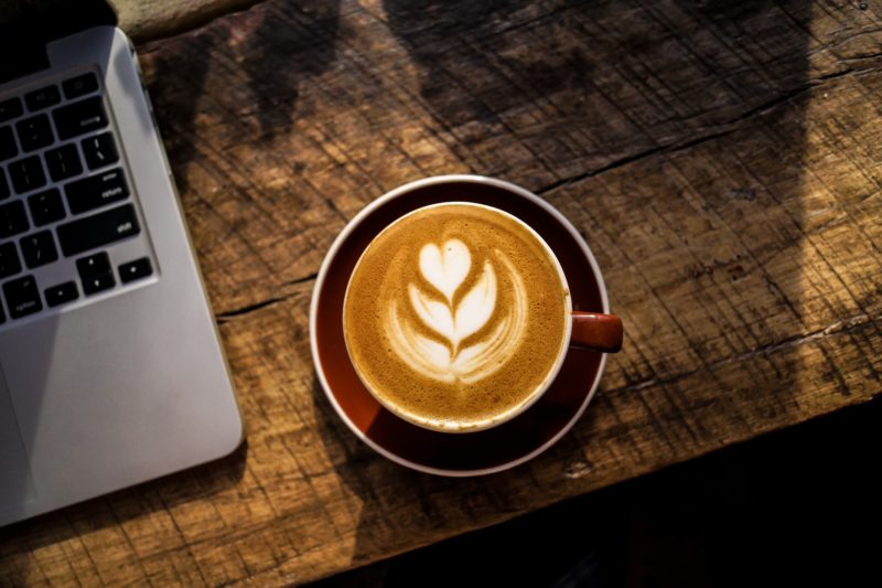 Auf den Kaffee verzichten. Und Starbucks Aktien im Depot.